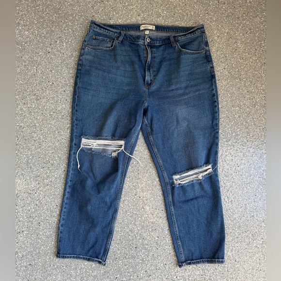 Abercrombie and Fitch Ultra High Rise Ankle Straight Jeans - Picture 3 of 4